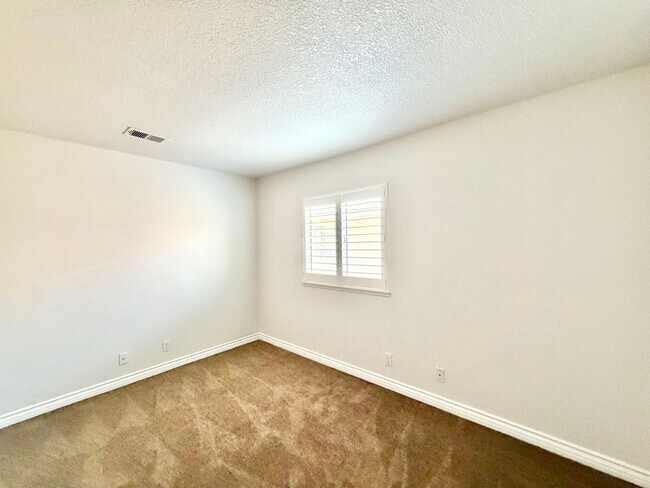 Building Photo - Open-Concept 3 Bedroom 2.5 Bathroom Home with Soaring Ceilings & Spacious Backyard