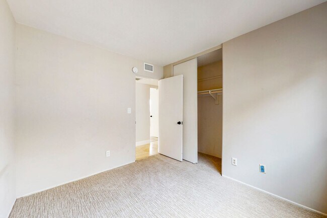 Building Photo - 242 Avenida Lobeiro