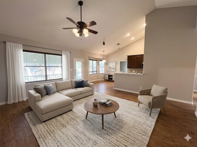 Building Photo - 903 Oakwood Dr