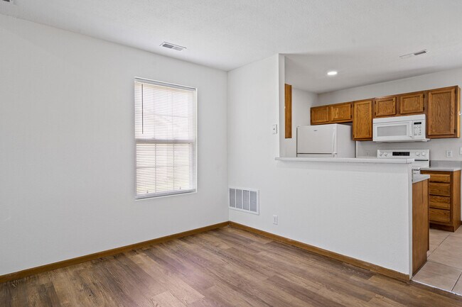 Building Photo - 2507 Carnation Dr