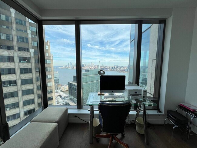 Building Photo - 99 Hudson St