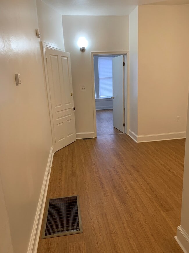 Building Photo - 1st Floor 1 Bedroom Apartment with Yard/Pa...