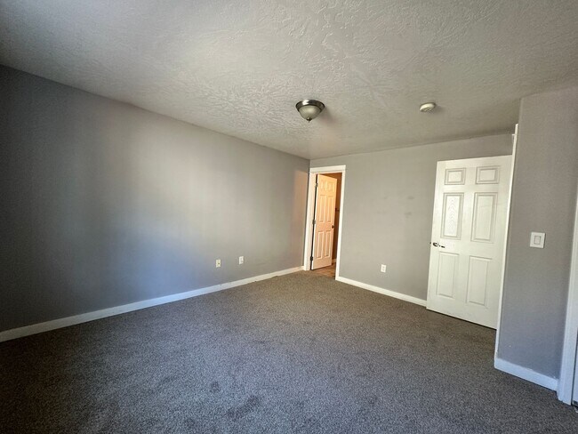Building Photo - New Carpet