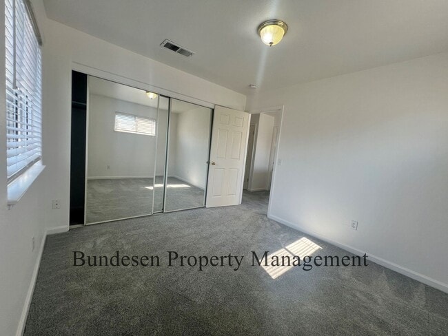 Building Photo - Lovely 3 bedroom duplex - Shown by appoint...