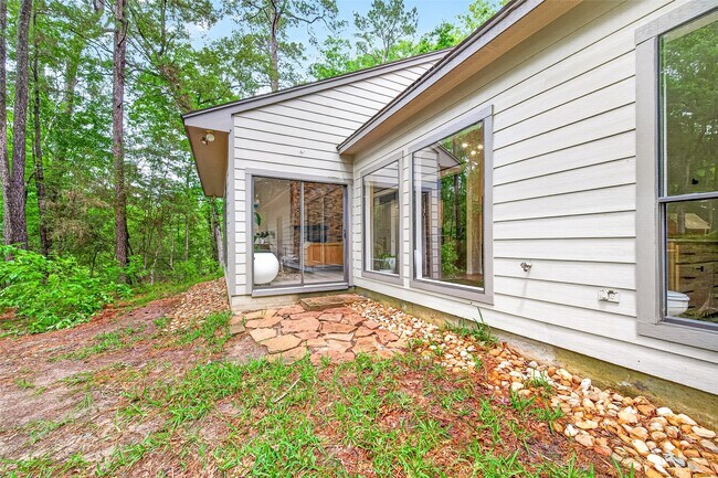Building Photo - 41 Creek Forest Ln