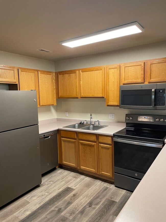 Building Photo - Comfortable 3-Bedroom Condo in Brandon – Available Now!