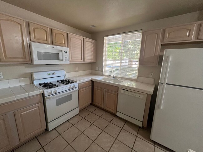 Building Photo - 3 Bedroom, 2 Bathroom Home in Sequoia Vill...