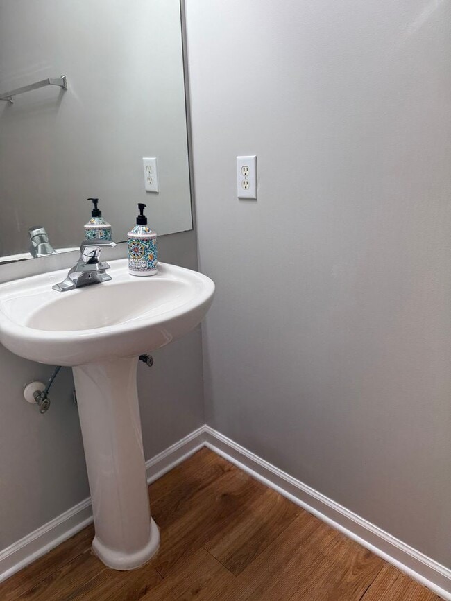 Building Photo - Well Maintained 3 Bedroom Townhome - Neigh...