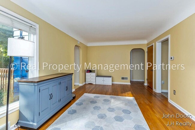 Building Photo - Spacious 3-Bedroom Home in Alger Heights –...