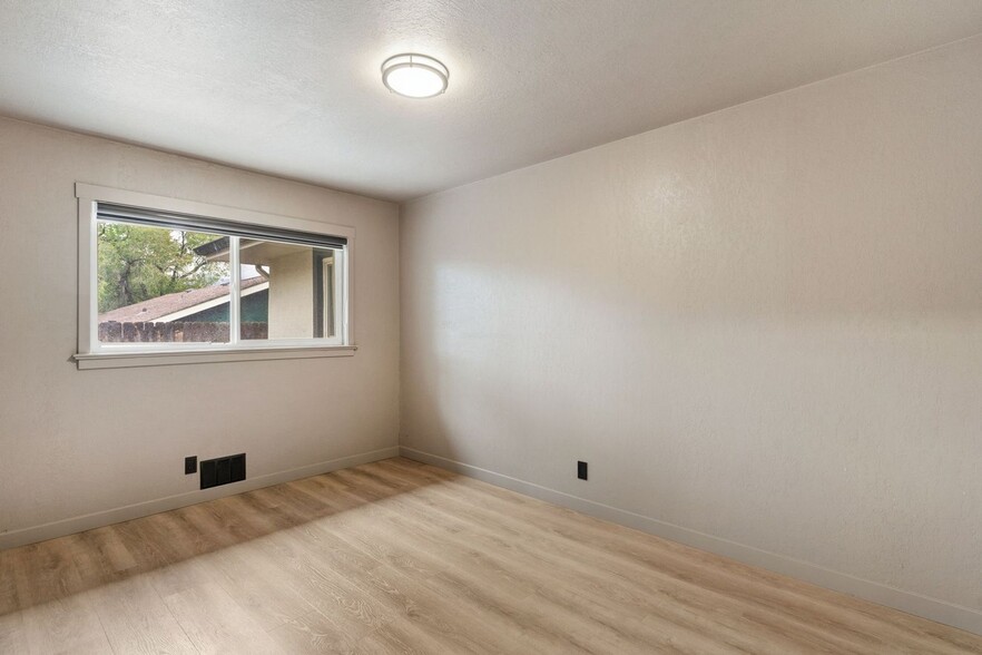 Building Photo - 405 Wilhelmia Ave