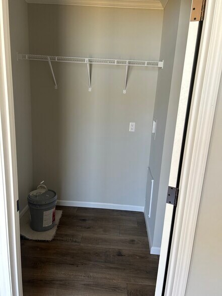 Washer/Dryer Hookup - 656 Warner Ave