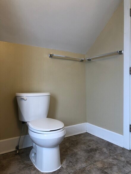 Building Photo - 2213 S Robinson Ave