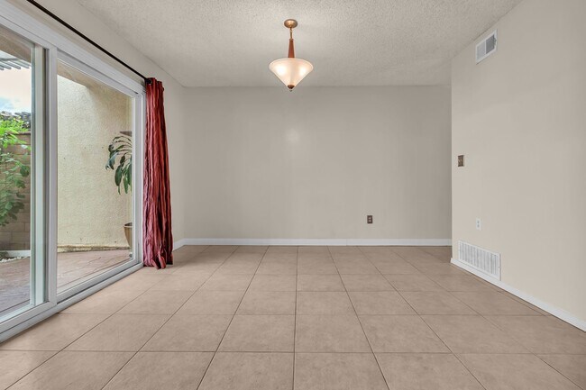 Building Photo - 1428 Camelot Dr