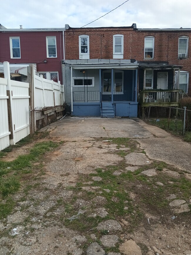 Backyard 1 - 2870 W Garrison Ave