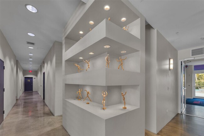 Building Photo - 313 NE 2nd St