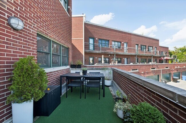 Building Photo - 2455 W Ohio St