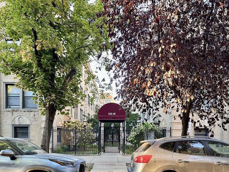 Building Photo - 526A W Surf St