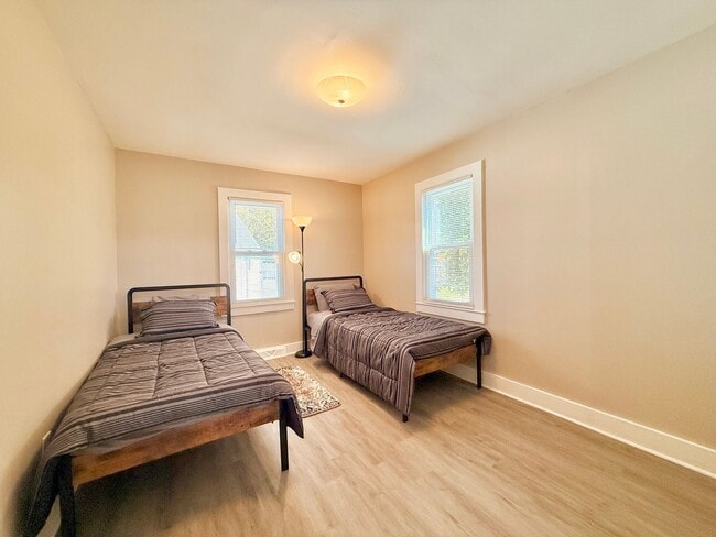 Building Photo - Fully Furnished & Utilities Included -SHOR...