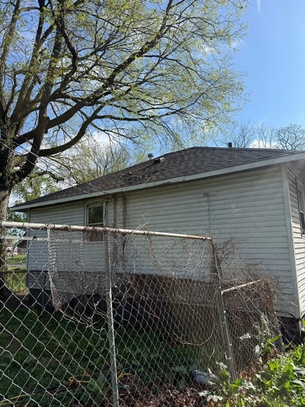 Building Photo - 347 N Stone St