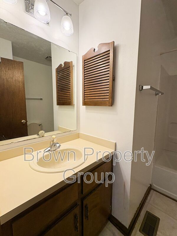 Building Photo - 5960 Laguna Dr