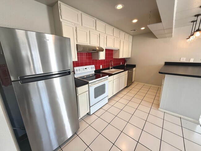 Building Photo - Large 5BD 3.5BA Home w/ Bonus ADU close to...
