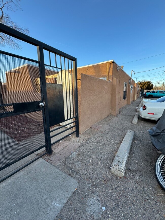 Building Photo - 916 San Pedro Dr SE