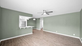 Building Photo - 1635 E Oak St