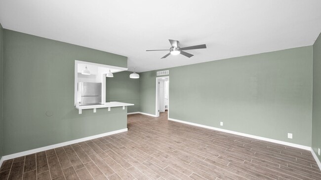 Building Photo - 1635 E Oak St