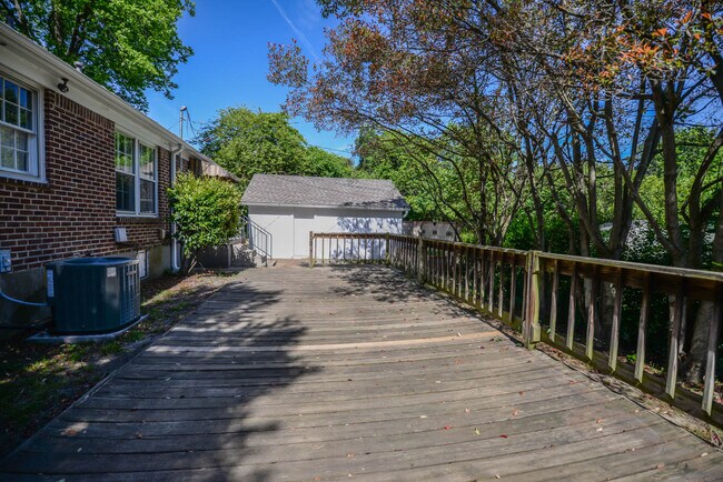 Building Photo - 3590 Shirlwood Ave