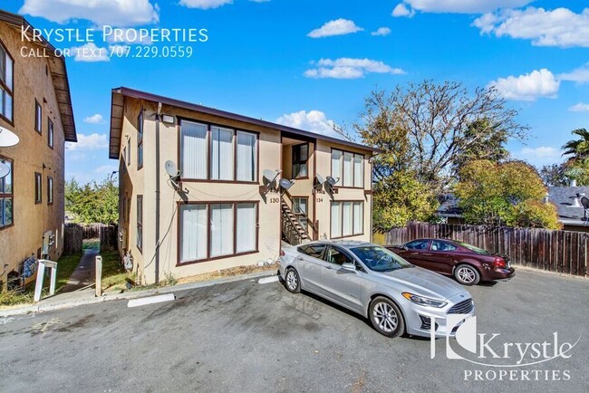 Building Photo - Spacious apartment with laundry hookups