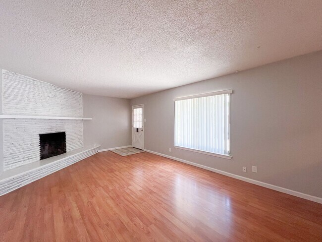Building Photo - Inviting Duplex Just 5 Minutes from Sac State