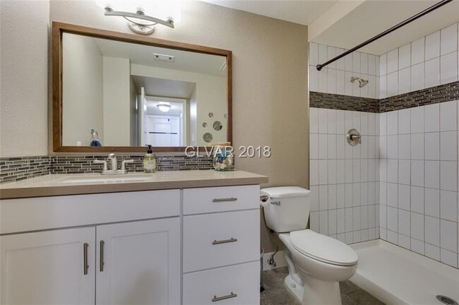 Building Photo - 6BD/5BA!! POOL/SPA!!