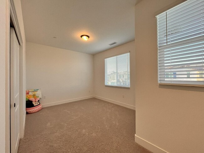 Building Photo - 2827 E Colina Dr