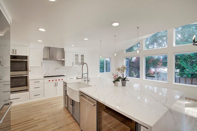 Building Photo - 3Bd/1.75Ba Bellevue House