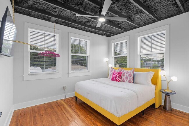 Building Photo - 156 Camellia St