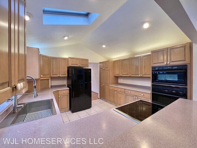 Building Photo - 4 br, 3.5 bath House - 8611 NE 26th Pl