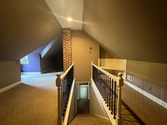 Building Photo - Great Home close to Downtown