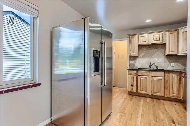 Building Photo - Beautiful 2 Bedroom 1 Bath With Bonus Room...