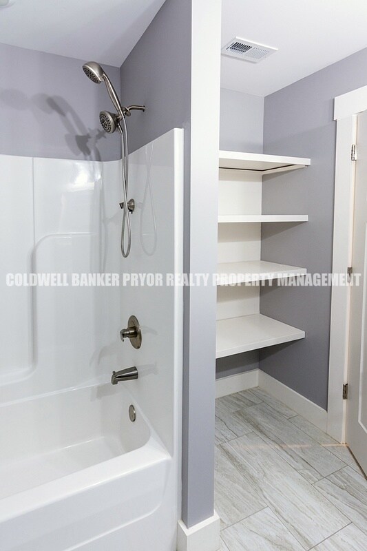 Building Photo - 9618 Shooting Star Cir