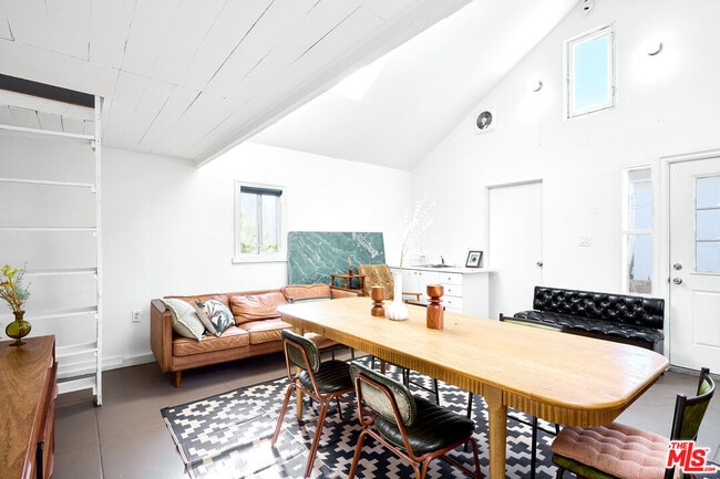 Building Photo - 818 Palms Blvd