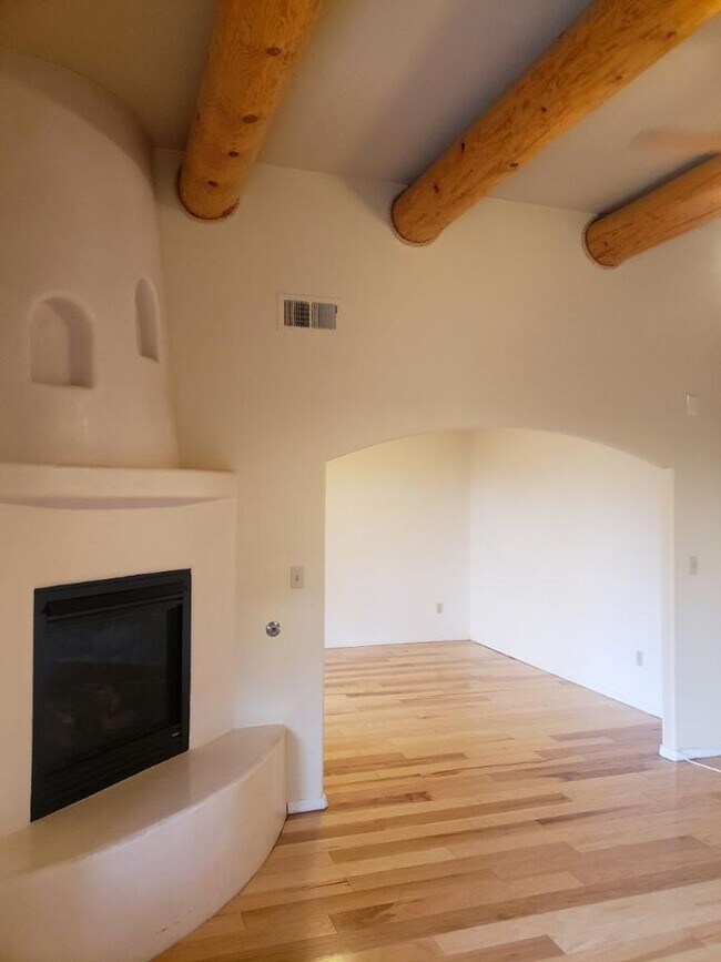 Building Photo - Paseo Del Norte and Ventura NE