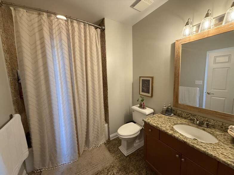 Building Photo - 140 S River St