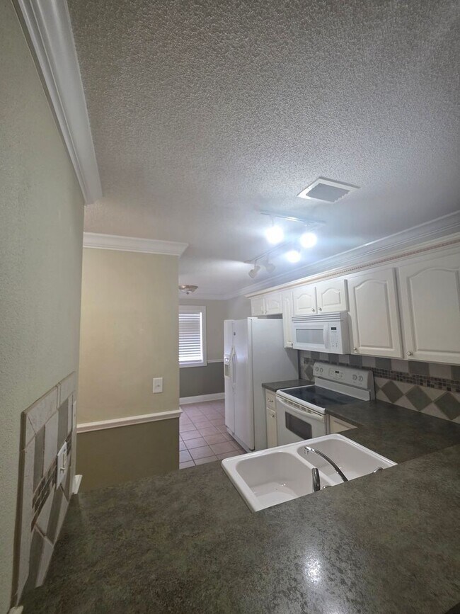 Building Photo - 2 bedroom 1/5 Bath Townhome in South Daytona