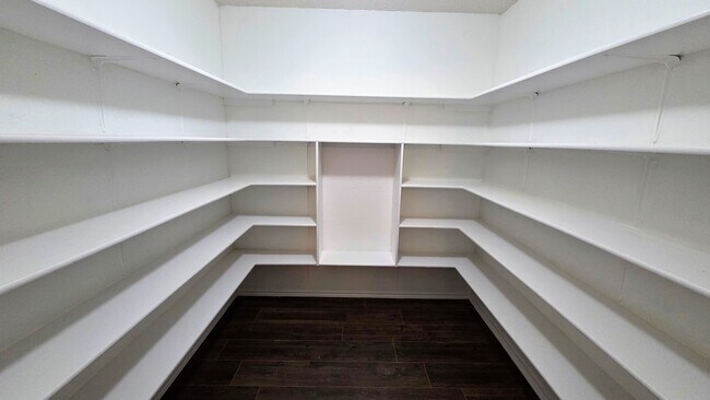 Building Photo - Woodlake Park Spacious move in Ready home over 2100 square feet.