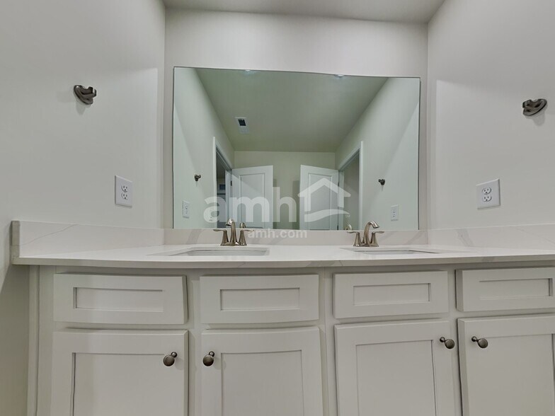 Building Photo - 820 Jubilation St