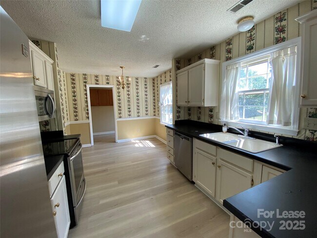 Building Photo - 1025 Thornsby Ln