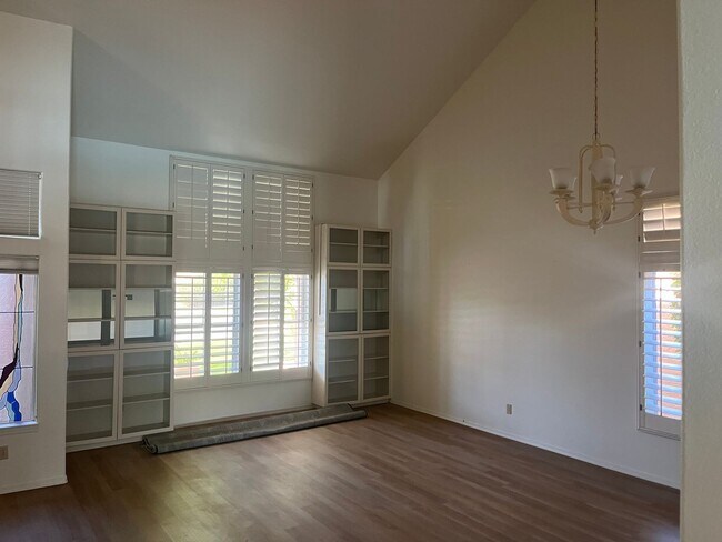 Building Photo - 3721 S Hawthorn Dr