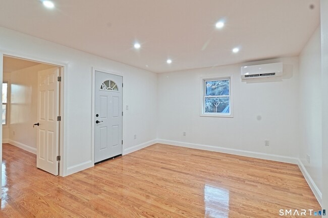 Building Photo - 40 Elizabeth St