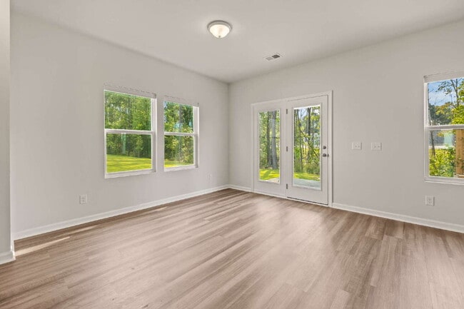Building Photo - "Charming 3-Bed 2-Bath Residence in Telfai...