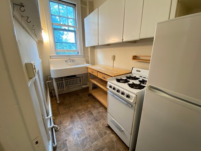 Building Photo - 267 Crescent St